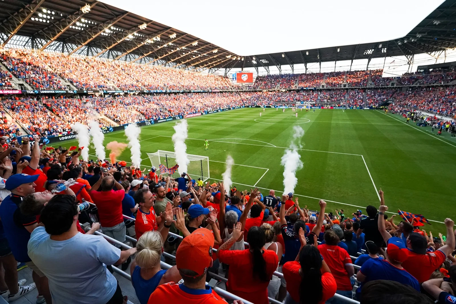 ued体育合作的大型足球比赛现场直播画面